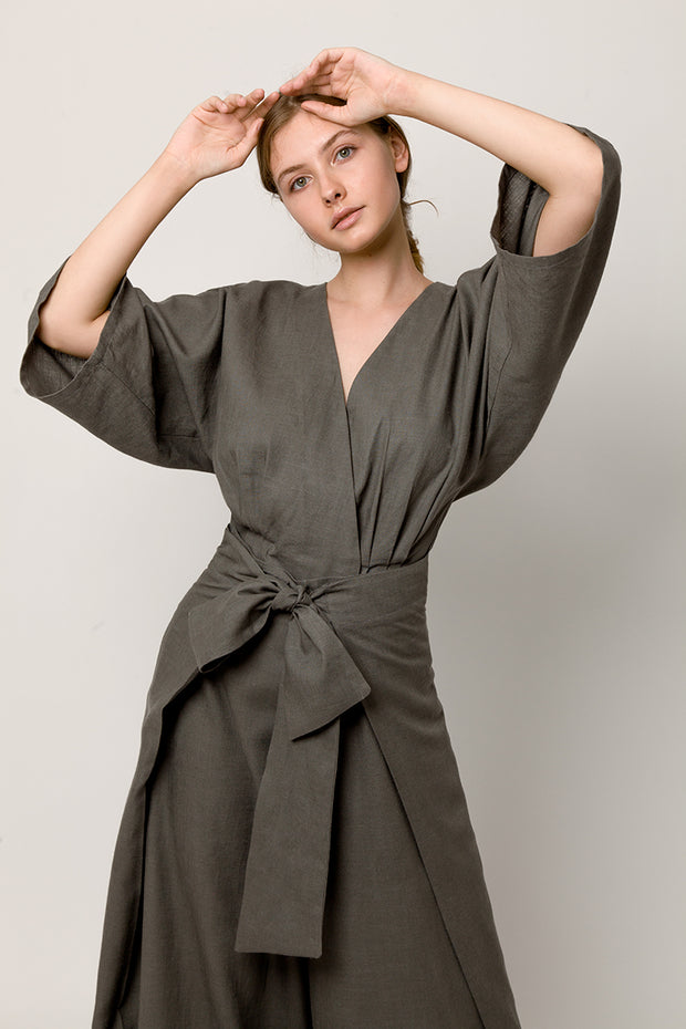 Model in total tiche look - Gray wrapover kimono top and gray pants