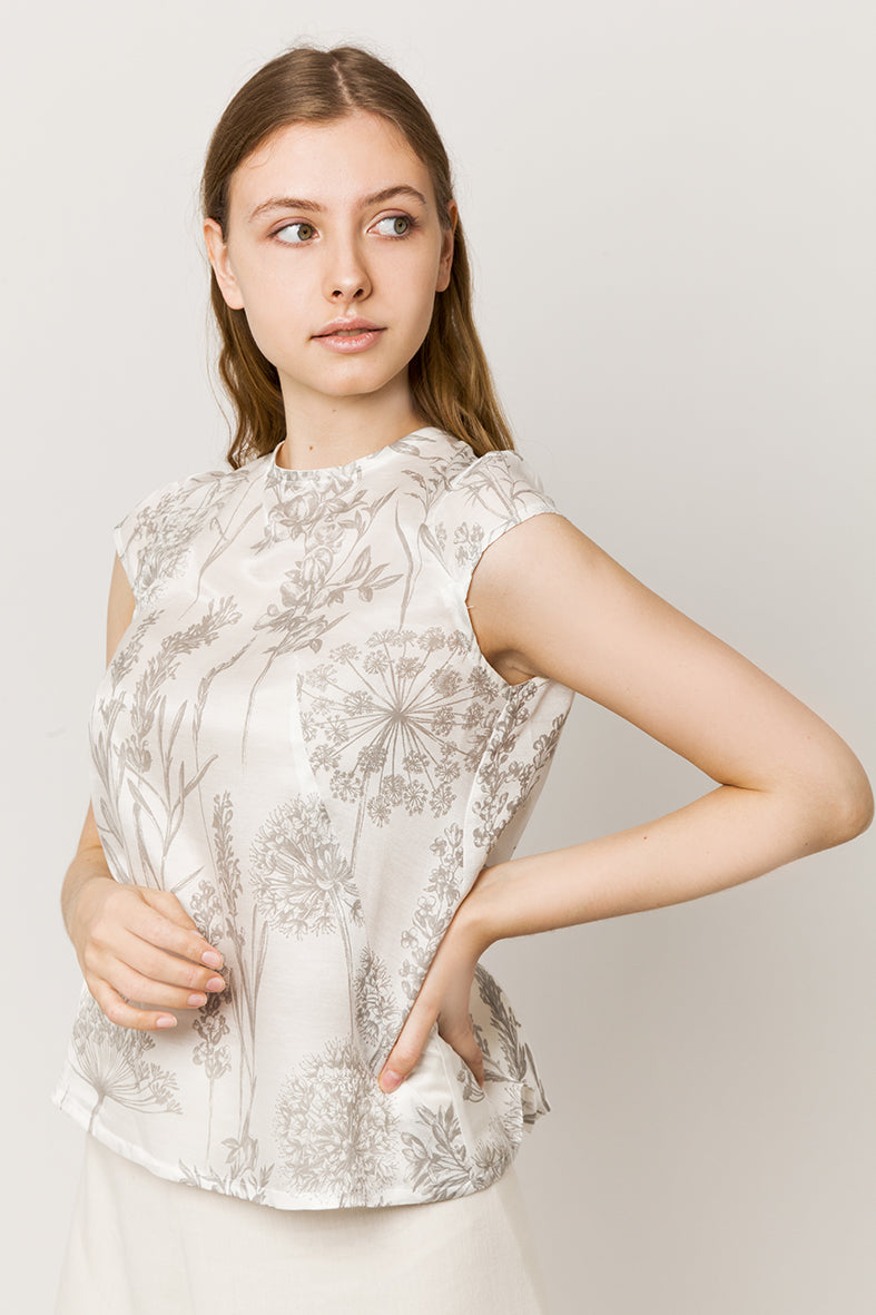 Model in sleeveless silk & cotton top side look