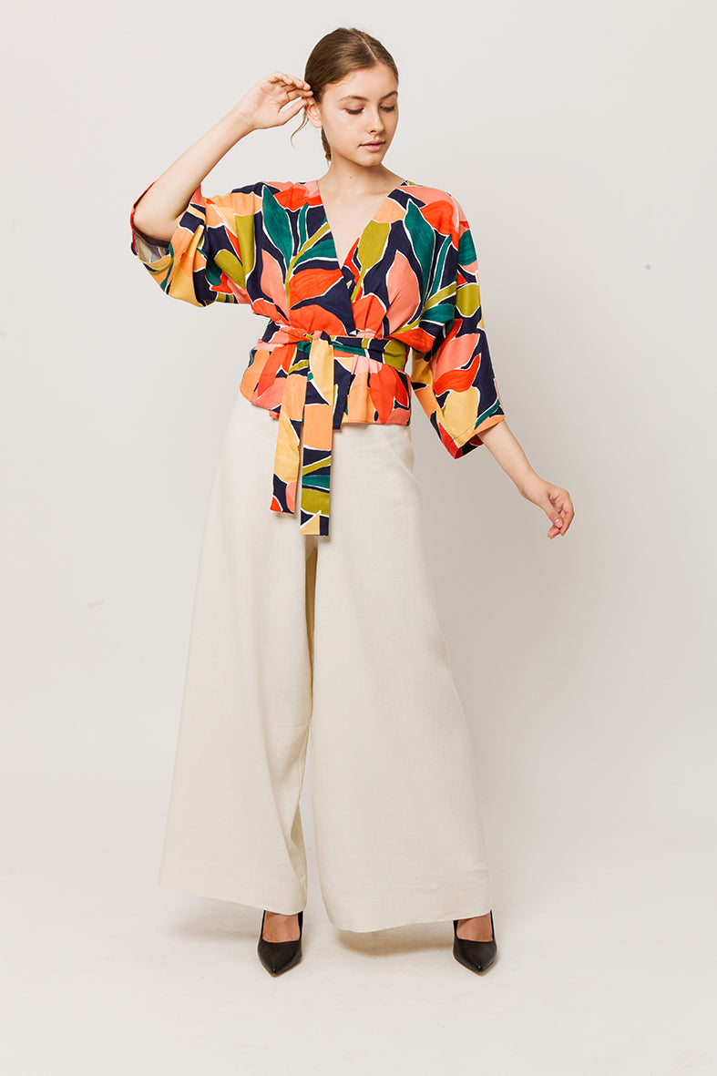 Total tiche look - Colorful wrapover kimono top with white pants